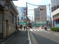 駅を出てすぐの景色