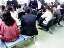 法務局で順番を待つ人たち